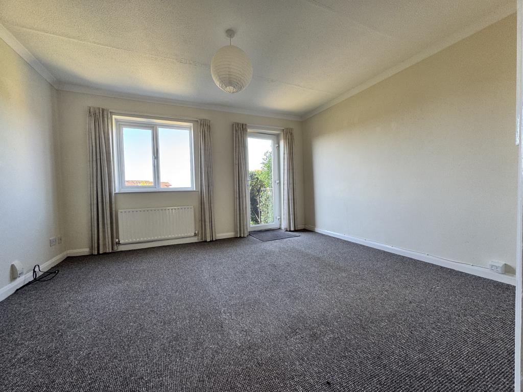 Lot: 76 - TWO-BEDROOM END-TERRACE HOUSE - Spacious sitting room